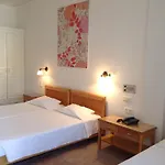 Rose Bay Hotel Kamári